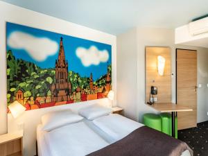 弗莱堡弗赖堡南部住宿加早餐酒店的一间卧室配有一张壁画床