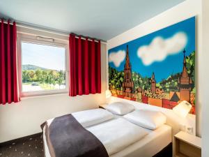 弗莱堡弗赖堡南部住宿加早餐酒店的一间卧室配有红色窗帘的床