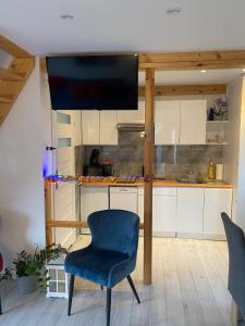 米尔科Bryziówka的厨房配有蓝色椅子和电视