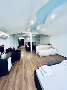克尔贾利米扎酒店的酒店客房配有两张床和一张书桌