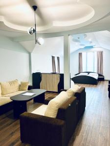 克尔贾利米扎酒店的客厅配有沙发、桌子和床。