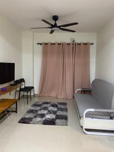 莎阿南Igo homestay - Family Room的带沙发和吊扇的客厅