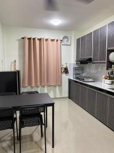 莎阿南Igo homestay Subang Airport - Family Room的一间厨房,里面配有桌椅