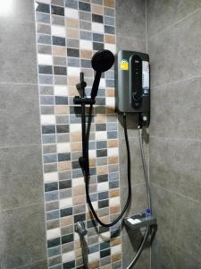 Suen PhraHana Villa Hatyai的浴室内带电话的淋浴
