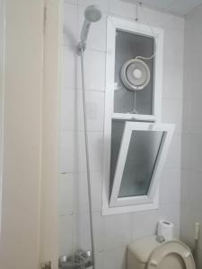 阿布扎比ETAS Residence的浴室配有卫生间和墙上的灯。