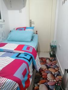 阿布扎比ETAS Residence的卧室配有两张单人床,地板上设有岩石。