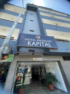 麦德林Hotel Medellin Kapital的建筑一侧的卡帕拉酒店帝国主义标志