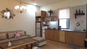 MegamendungVimala Hills Villa 2BR atau 3BR的带沙发的客厅和厨房