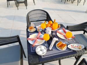 开罗The Heaven Pyramids的一张桌子,上面放着一盘食物和橙汁