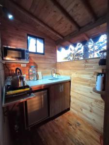 麦德林Ecoverso Cabañas del bosque的客房内设有带水槽和炉灶的厨房