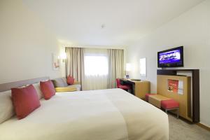 谢菲尔德诺富特谢菲尔德市中心的酒店客房设有一张大床和一台电视机。