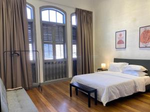 乔治市Aayu Melayu的一间卧室设有一张床和一个大窗户