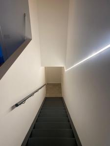 帕尔马诺瓦Palmamore的走廊上的一座建筑里空的楼梯