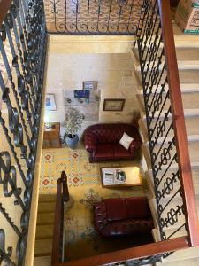 加拉Xemx的享有带沙发和楼梯的客厅的景色