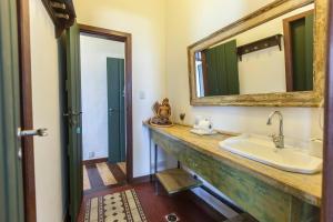 萨尔瓦多太阳神旅馆的一间带水槽和镜子的浴室