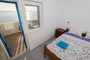 苏科尚Vila Niko Dalmacija的一间卧室设有一张床和一个窗口