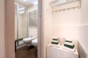 科拉托Cesarotti B&B的白色的浴室设有卫生间和水槽。