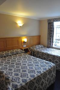 伦敦奥林匹克之家酒店 的酒店客房设有两张床和窗户。