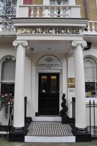伦敦奥林匹克之家酒店 的白色的建筑,有房子的入口