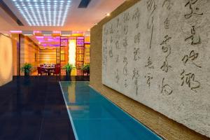 北京北京威斯汀酒店的大堂设有游泳池,墙上写着