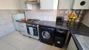 班伯里Moorfield House的厨房配有洗衣机和洗衣机。