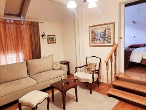 萨莫博尔Hotel Livadić的客厅配有沙发和1张床