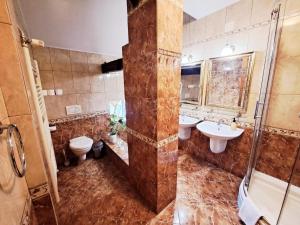 萨莫博尔Hotel Livadić的一间带两个盥洗盆和卫生间的浴室