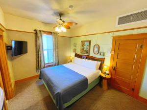 普雷斯科特旺多姆酒店的一间卧室设有一张床、一个窗口和一台电视