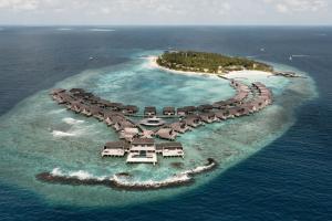 妮兰朵南环礁马尔代夫沃姆利瑞吉度假村的海洋中的岛屿,拥有许多度假胜地