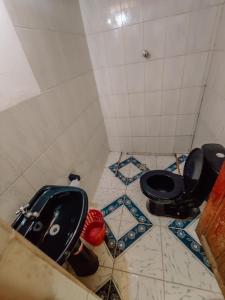 Comunidad YumaniHostal Isla del Sol的浴室设有黑色的卫生间和水槽。