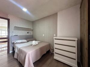 弗洛里亚诺波利斯Recanto da Sol的一间卧室配有两张床和梳妆台。