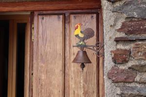 卡皮雷拉Los Castaños, Vivienda Rural, Capileira的门铃上带公鸡的木门