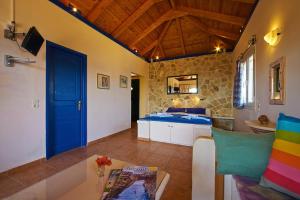 凯里翁玛拉希亚卡芙别墅酒店的客厅设有蓝色的门和桌子