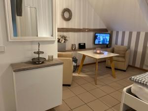 明斯特Weberhof Apartment 5的厨房以及带桌子和沙发的客厅。