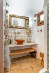 丘利利亚Casa Rural La Corretger的浴室设有水槽和墙上的镜子