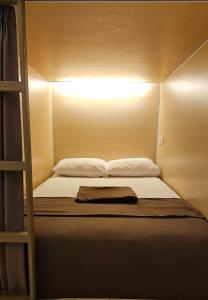 库塔Fora Capsule Hostel Tuban Kuta Bali的床上有灯