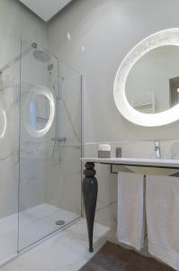 米兰布雷拉名誉住宿加早餐旅馆的带淋浴、盥洗盆和镜子的浴室