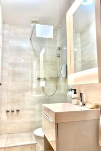 科马罗姆哈特维泽公寓酒店的带淋浴、卫生间和盥洗盆的浴室