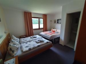 奥茨塞巴德·迪尔哈根Pension Stocker的酒店客房设有两张床和窗户。