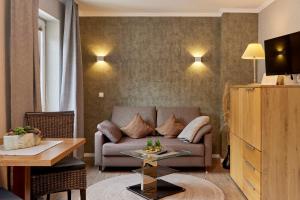 摩泽尔河畔的泽尔梅耶韦恩酒店的客厅配有沙发和桌子