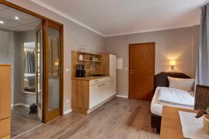 摩泽尔河畔的泽尔梅耶韦恩酒店的酒店客房带一张床和一个厨房