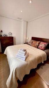 圣波拉San Pedro con ascensor y recogida的一间卧室配有带毛巾的床