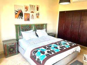 赫尔格达Azzura appartment sahl hashesh with private garden的一间卧室,卧室内配有一张大床