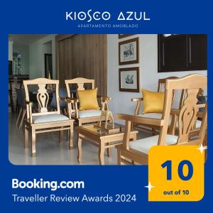里奥阿查Kiosco Azul - Apartamento amoblado cerca al mar的一组木椅