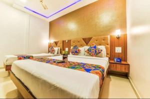孟买Hotel BENTLY Terminal-2的一间卧室,配有两张床