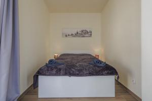 别尔斯克-比亚拉Toscany de LUX samo centrum的一张位于白色客房内的床位,配有桌子
