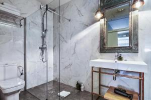 巴塞罗那圆锥形豪华住宿加早餐旅馆的带淋浴、盥洗盆和镜子的浴室