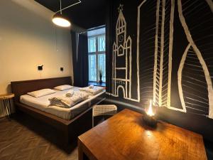 塔林梦幻旅舍的一间卧室配有一张床、一张桌子和一个窗户。