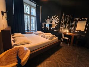 塔林梦幻旅舍的一间卧室配有一张床、一张书桌和一个窗户。