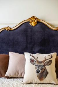 塞斯托-菲奥伦蒂诺Villa Olimpia的床头板上放着枕头上的鹿的照片